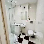 Workation, Centre, 4-5 Persons 3-4 Nights Offer, Nature Park Metro 1min , 15 Min Palac Kultury, Balcony, Quiet, Easy Parking Chroniony Apartment Warsaw