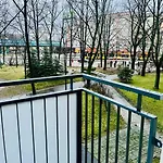 Apartment Workation, Centre, 4-5 Persons 3-4 Nights Offer, Nature Park Metro 1min , 15 Min Palac Kultury, Balcony, Quiet, Easy Parking Chroniony Warsaw