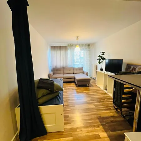 Workation, Centre, 4-5 Persons 3-4 Nights Offer, Nature Park Metro 1min , 15 Min Palac Kultury, Balcony, Quiet, Easy Parking Chroniony Lägenhet