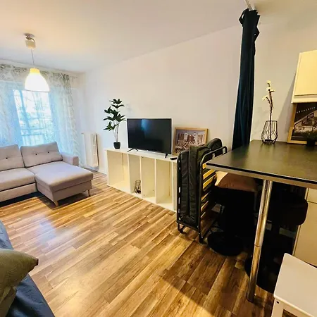 Workation, Centre, 4-5 Persons 3-4 Nights Offer, Nature Park Metro 1min , 15 Min Palac Kultury, Balcony, Quiet, Easy Parking Chroniony *