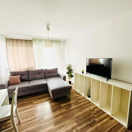 Workation, Centre, 4-5 Persons 3-4 Nights Offer, Nature Park Metro 1min , 15 Min Palac Kultury, Balcony, Quiet, Easy Parking Chroniony