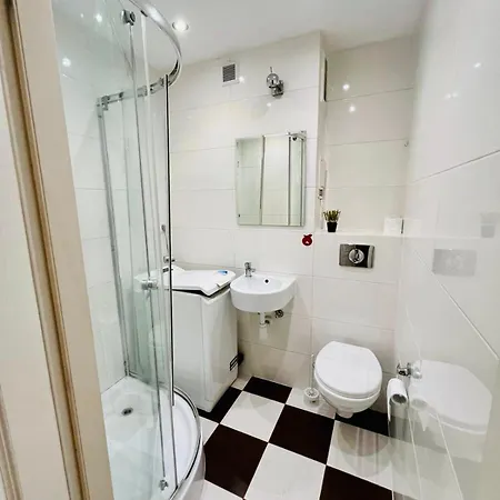 Workation, Centre, 4-5 Persons 3-4 Nights Offer, Nature Park Metro 1min , 15 Min Palac Kultury, Balcony, Quiet, Easy Parking Chroniony Appartement Warschau