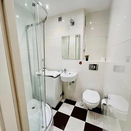 Workation, Centre, 4-5 Persons 3-4 Nights Offer, Nature Park Metro 1min , 15 Min Palac Kultury, Balcony, Quiet, Easy Parking Chroniony * Warsaw