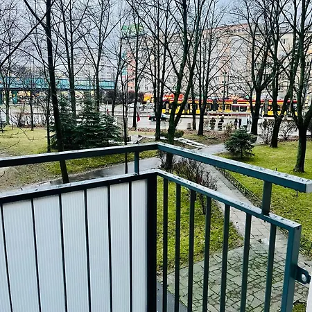 Apartment Workation, Centre, 4-5 Persons 3-4 Nights Offer, Nature Park Metro 1min , 15 Min Palac Kultury, Balcony, Quiet, Easy Parking Chroniony Warsaw