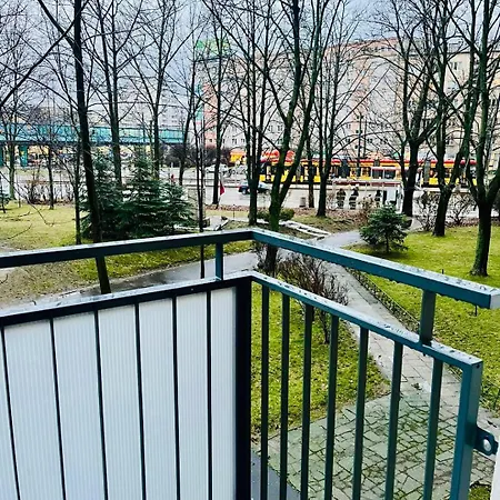 Apartment Workation, Centre, 4-5 Persons 3-4 Nights Offer, Nature Park Metro 1min , 15 Min Palac Kultury, Balcony, Quiet, Easy Parking Chroniony Warsaw